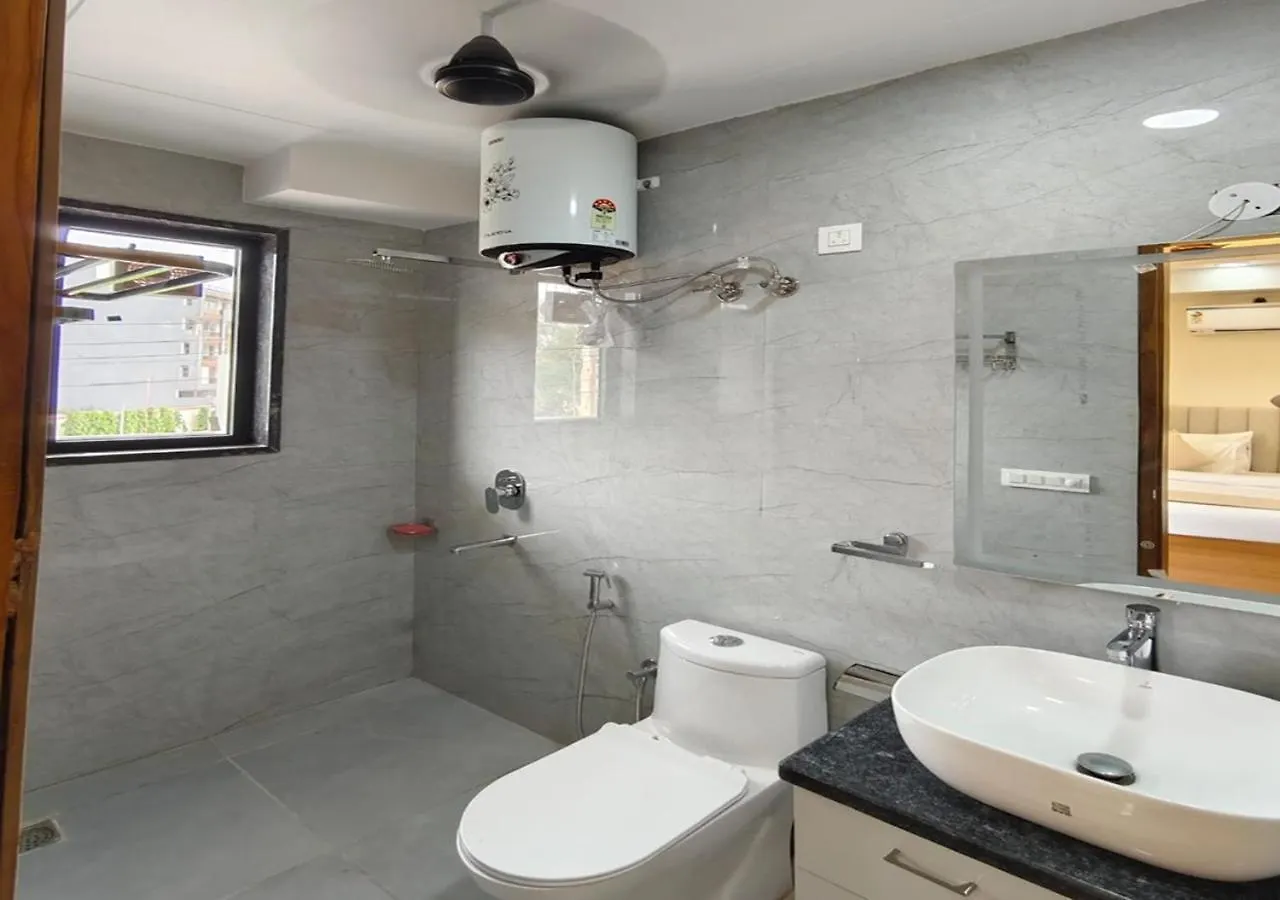 Hotel Luxury 1 Bhk Serviced Apartments Near Artemis Hospital Sector 52
